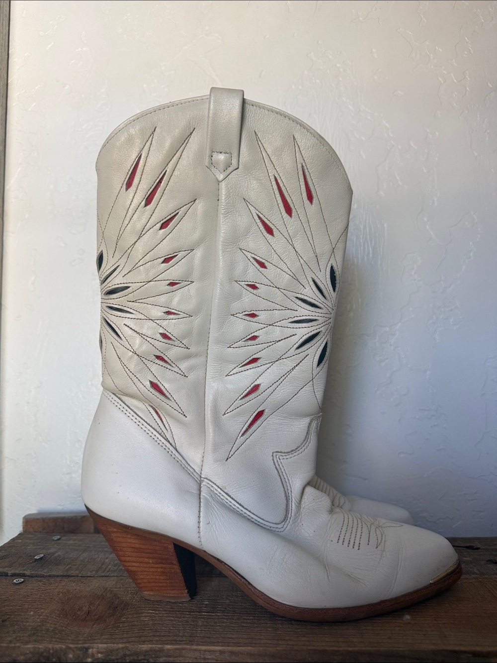 dingo White Leather Western Boots with Red & Black Sunburst Pattern | Size 6 1/2